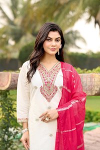 Présentation de notre élégant ensemble Designer Fancy Kurti méticuleusement fabriqué à partir de tissus Pure Roman Silk idéaux pour les occasions festives - Product Image 2