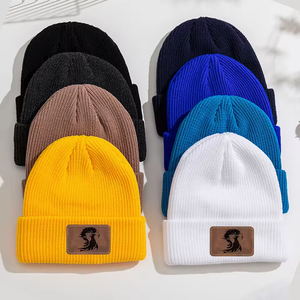 Bonnet en tricot unisexe personnalisé avec logo brodé, bonnet d'hiver tendance et pas cher avec patch en cuir, bonnets en tricot - Product Image 1