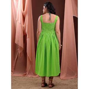 เดรสลำลองผู้หญิงยาวคลุมเข่าแขนกุดคอสูงสีทึบ - Product Image 6