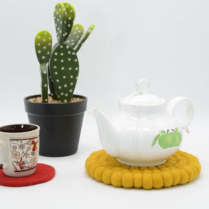 Dessous de plat jaune fait à la main en laine feutrée-porte-pot en feutre-décor de cuisine-tapis en laine-dessous de plat à boule - Product Image 1