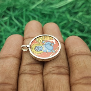 Colgante Artesanal de Plata de Ley 925 de Lord Krishna, Pintura Espiritual Única, Marcos de Cristal, Cadenas Elegantes Pintadas a Mano - Product Image 2