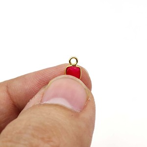 Encanto de cojín de Calcedonia rosa fuerte, colgante de piedra preciosa facetada pequeña bisel chapado en oro para abalorios de pendientes hechos a mano y fabricación de joyas - Product Image 4