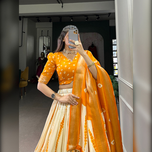 FashionHarbour Ensemble Lehenga en soie Dola pour femme Imprimé Shibori avec bordure Zari tissée pour une tenue de fête en hiver et en été - Product Image 1