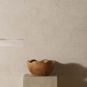 Le meilleur bol en teck massif avec une finition brun foncé et un motif ondulé pour la salle à manger. - Product Image 2