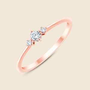 Petite bague triple fine en or massif 14 carats avec diamants ronds de laboratoire de 1,00 carat, pureté F-VS, idéale pour mariage, fiançailles ou soirée. - Product Image 3