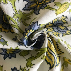Tela de Algodón Estampada a Mano con Diseño de Enredaderas Florales Azules y Amarillas sobre Base Natural |   Textil Tradicional Indio - Product Image 1