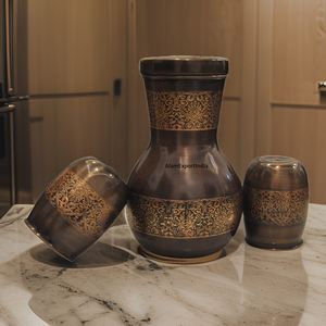 Dernier produit 100% Bouteille de chambre à coucher en cuivre pur gaufré dans un fini foncé antique avec 2 verres Ensemble cadeau Prix les plus bas - Product Image 3