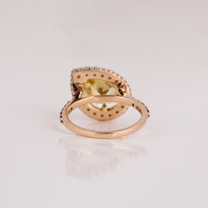 Bague de fiançailles en or plaqué 14 carats avec diamant de laboratoire taille poire jaune, sertissage halo et diamant rond rose, pierre d'accentuation glamour - Product Image 5