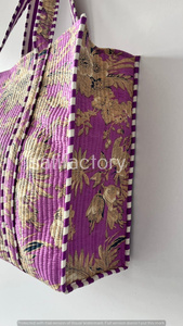 Sac fourre-tout en coton matelassé à fleurs violettes faites à la main fermeture à glissière écologique style à la mode pour le shopping ou la plage - Product Image 3