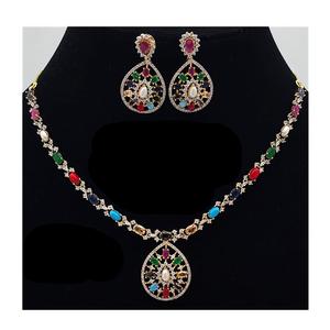 Conjunto de colgantes con tachuelas Navratana con acabado dorado y blanco glamuroso a la moda con pendientes AD Stones para ropa de fiesta de boda para mujer - Product Image 1