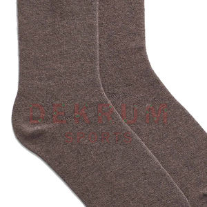 ถุงเท้าไหมพรมฤดูหนาวแบบยูนิเซ็กซ์ที่ดีที่สุด พร้อมโลโก้แบบกำหนดเอง ลายพิมพ์ดีไซน์ใหม่ล่าสุด ขายส่ง ขั้นต่ำ 10 คู่ - Product Image 6