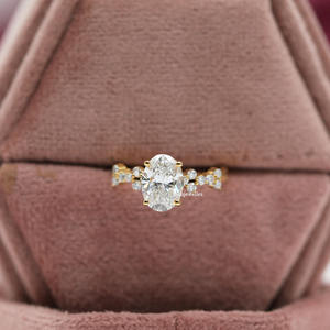 Anillo de compromiso con ajuste de piedra de racimo de diamante cultivado en laboratorio de corte ovalado, lujoso anillo de compromiso de oro sólido de 10K para mujer - Product Image 1