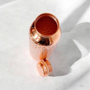 Bouteille réutilisable écologique en cuivre pur à 100% avec texture martelée, idéale pour un style de vie durable - Product Image 5