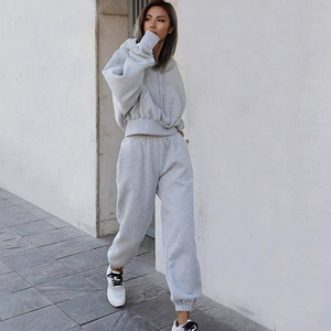 ชุดฤดูหนาวผู้หญิงแบบ 2 ชิ้น ผลิตตามสั่งจากผู้ผลิต ผ้าฟลีซพิมพ์ลาย 100% ผ้าฝ้ายออร์แกนิค เป็นมิตรกับสิ่งแวดล้อม คุณภาพสูง แบบมีฮู้ดและเสื้อครอป - Product Image 2