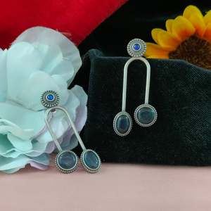 Pendientes colgantes de moissanita y metal Premium hechos de metal de alta calidad y adornados con deslumbrantes piedras de moissanita - Product Image 2