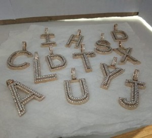 สร้อยคอจี้ตัวอักษรแบบฮิปฮอปสั่งทำพิเศษ ทองคำขาวหรูหรา ด้านหลังแบบตัน ประดับเพชรไมโครเพฟ สำหรับทุกเพศ เหมาะสำหรับการซื้อจำนวนมากและขายปลีก - Product Image 5