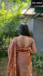 Sari indien tendance en soie Barbari avec broderie lourde, travail de pallu à double séquence et pièces de blouse à motifs fantaisistes - Product Image 6