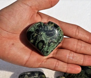 Venta al por mayor de alta calidad verde Kambaba Jasper Puffy Hearts pulido Caved Healing Heart Stone Crystal Crafts para la decoración de la meditación - Product Image 2