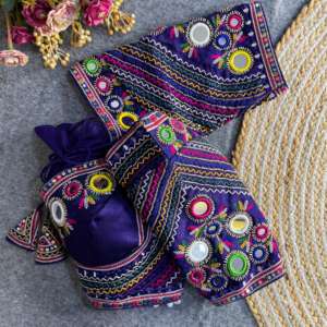 Blouse de mariée de créateur en soie italienne Blouse Saree rembourrée à broderie lourde avec style Latkan et dos ouvert - Product Image 3