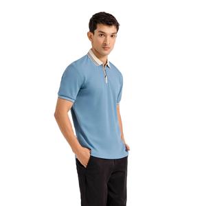 เสื้อยืดคอโปโลทรงเข้ารูปปกติสีฟ้าของผู้ชายผ้าฝ้ายสีตัดกันมีปกพับลงและปิดด้วยซิป - Product Image 1
