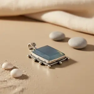 Colgante Cuadrado de Calcedonia Azul Religiosa con Baño de Rodio para Mujer - Product Image 3