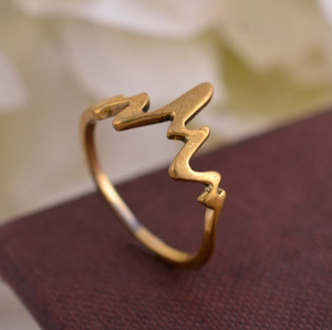 Bague Cœur Bohème Minimaliste en Laiton Bijoux Femme Finition Laiton Vieilli Design Géométrique Zigzag Vente en Gros - Product Image 3