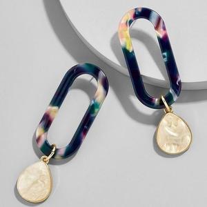 Pendientes colgantes de resina hechos a mano con acabado acrílico liso pendientes acrílicos de resina floral en estilo gota para uso veraniego - Product Image 3