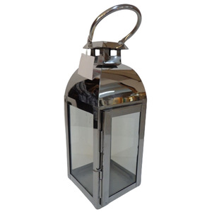 Linterna hecha a mano en un diseño clásico, el Chester presenta una parte superior suavemente curvada y una linterna con mango redondeado para interiores y exteriores - Product Image 4