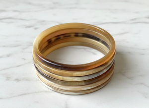 Bracelet en corne de buffle biologique de haute qualité |   Bijoux de mariage modernes polis faits à la main |   Accessoire de mode durable - Product Image 6