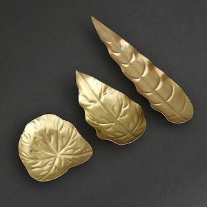 AK Handicrafts Bandeja de servicio de metal dorado de lujo personalizada con forma de hoja de vidrio Diseño personalizado para uso doméstico y comercial - Product Image 1