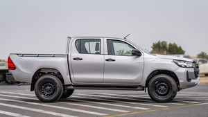 Neuf/Occasion 2023 TOYOTA Hilux DC 2.4 Diesel Manuelle 4x4 Toit ouvrant automatique Sièges en cuir foncé 6 places 24000km 360° vue arrière gauche - Product Image 6