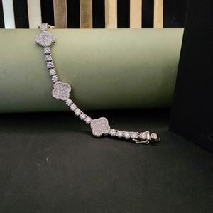 Pulsera de diamantes con diseño de flor única de diamante de corte redondo en oro macizo de 14kt para cada ocasión - Product Image 1