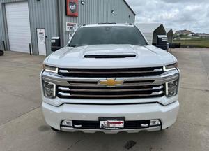 Chevrolet Silverado 2500HD Crew Cab 4WD 2022 Usada en Buen Estado - Product Image 2