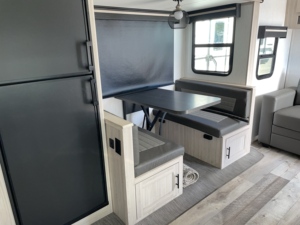 Precio al por mayor: Remolque de viaje ligero Jaycoo White RV Hawk 24MBH 2021 usado, de 29 pies, de acero inoxidable, con capacidad para 7 personas, listo para exportar. - Product Image 3