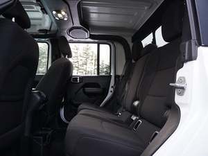 Jeep Gladiator Sport Crew Cab 4WD 2023, Color Oscuro Intenso, Usado, Volante a la Izquierda, Arranque Remoto, Asientos de Tela, Paquete de Equipamiento Popular - Product Image 6