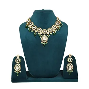 Parure de bijoux ethniques plaquée or 24 carats, collier et boucles d'oreilles goutte d'eau Kundan Polki, perles vertes et accents de perles en alliage, pour mariée - Product Image 2