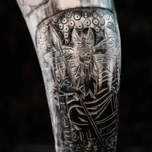 Artisanat naturel Corne à boire écologique avec support Corne de bière ancienne gravée de Noël Style nautique au prix le plus bas - Product Image 2