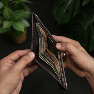 กระเป๋าสตางค์หนังแท้พับได้แบบคลาสสิค รุ่น NO.81 งานแฮนด์เมด รับประกัน 5 ปี สำหรับผู้ชาย หนังฟอกฝาดแบบวีแกน สีดำ แต่งสีแดง ป้องกันการโจรกรรม - Product Image 2