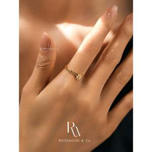 Anello a fascia impilabile impermeabile color oro, super sottile, con fiore a margherita, non si ossida, minimalista, casual, delicato - Product Image 3