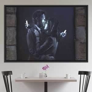 Impresión en Lienzo de Graffiti de Pareja de Banksy: Obra de Arte de Amantes con Teléfonos, Lienzo Enmarcado en Negro - Product Image 1