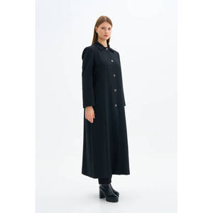 Gabardina Clásica Negra con Capucha, Cinturón Desmontable y Estampado - Product Image 3