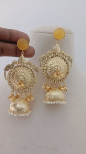 Temple Radiance Jhumkas Set South Indian Temple Jewelry Finition luxueuse Ornementation unique Fabriqué en laiton Produit en vrac - Product Image 4