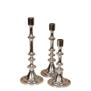 Ensemble de 3 bougeoirs en aluminium poli de qualité supérieure, supports à bougies en métal argenté pour la décoration de la maison et les centres de table de mariage - Product Image 1