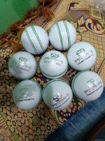 Alta calidad de pelotas de cuero de cricket logotipo personalizado pelotas de cuero de cricket color personalizado pelotas de cricket