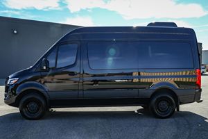 Conversión de furgoneta de lujo Sprinter 2500 2021, paquetes Comfort Plus y de estacionamiento, carrocería de techo alto - Product Image 3