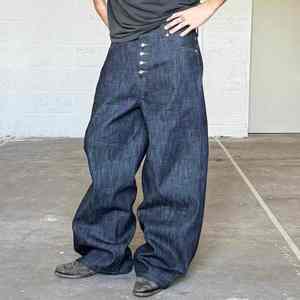 Jeans en denim ample et décontracté offrant un tissu doux, une forme à jambes larges et une finition solide pour des tenues quotidiennes confortables - Product Image 5