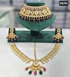 Ensemble de bijoux de mariée de qualité supérieure fabriqué avec collier ras du cou boucles d'oreilles et Maang Tikka pour les mariées parfait pour les événements festifs de mariage - Product Image 6