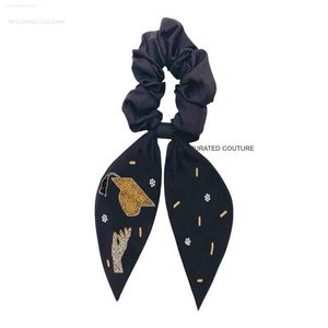 Bordado de semillas con cuentas negras Scrunchies hermoso accesorio para el cabello para la moda inspirada en la graduación personalizada India hecha a mano - Product Image 2