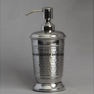 Distributeur de savon décoratif pour salle de bain d'hôtel au design martelé à la main Distributeur de savon en métal plaqué argent au design unique à vendre - Product Image 1