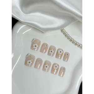 Daisy Glow Press on Nail Art ajoute une beauté scintillante à vos doigts - Product Image 2